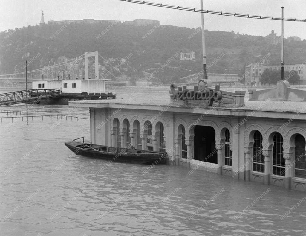 Katasztrófavédelem - Árvíz Budapestnél