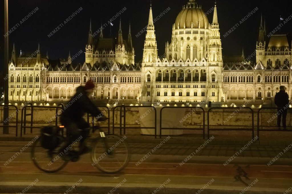 Városkép - Budapest - Esti kivilágításban az Országház