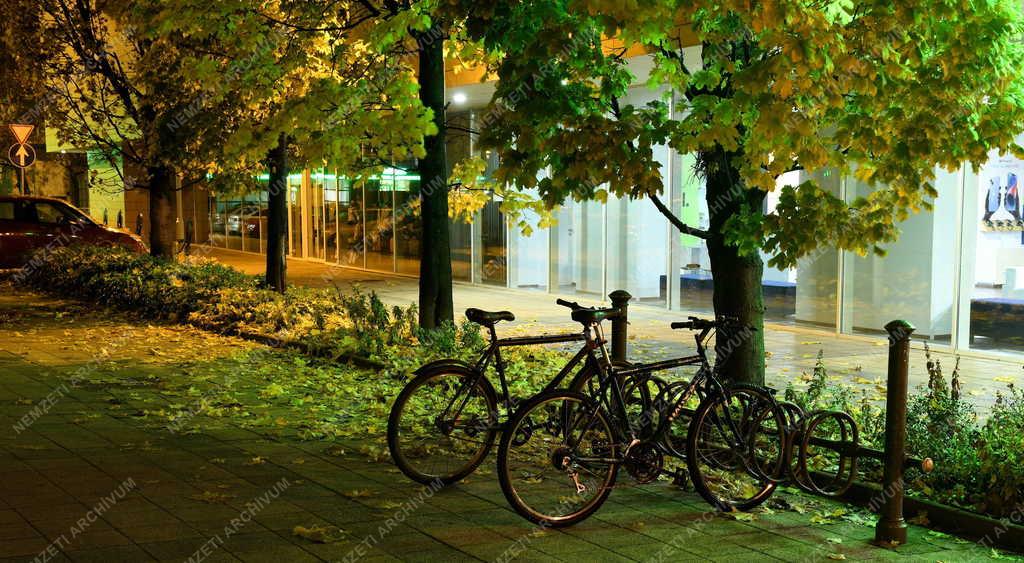 Városkép - Időjárás - Esős őszi időjárás az esti Debrecenben