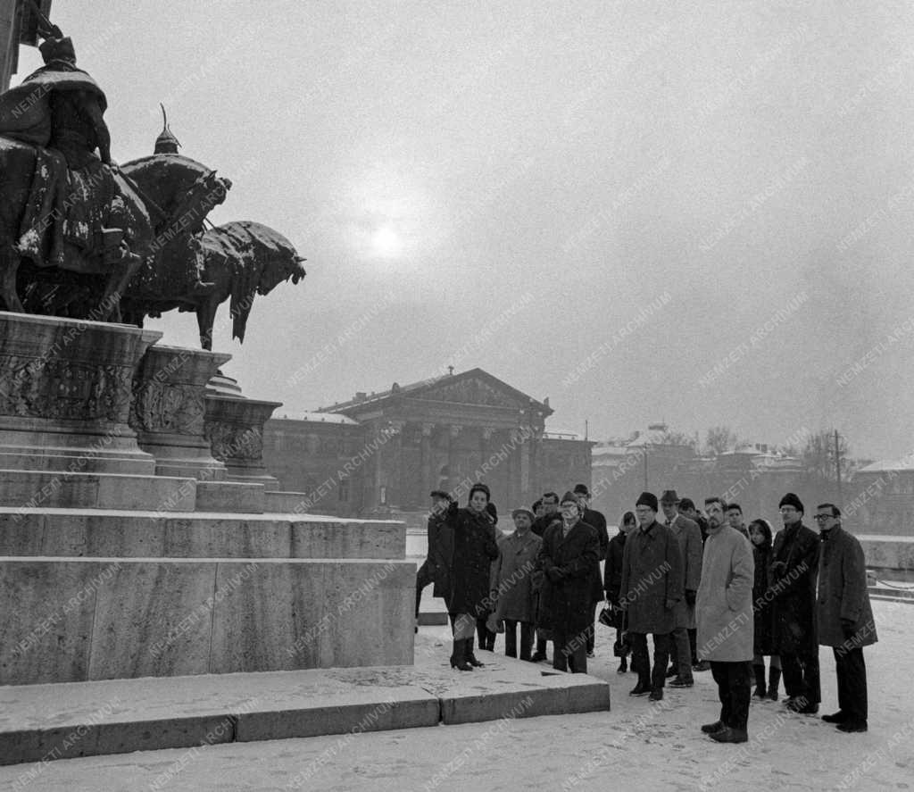 Idegenforgalom - Nyugat-Európából érkezett turistacsoport Budapesten