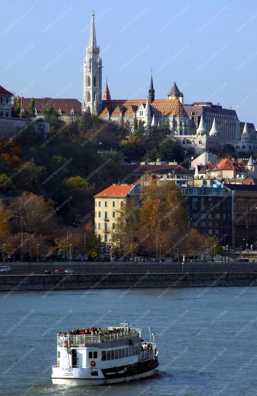 Városkép - Budapest - Turisták dunai sétahajón