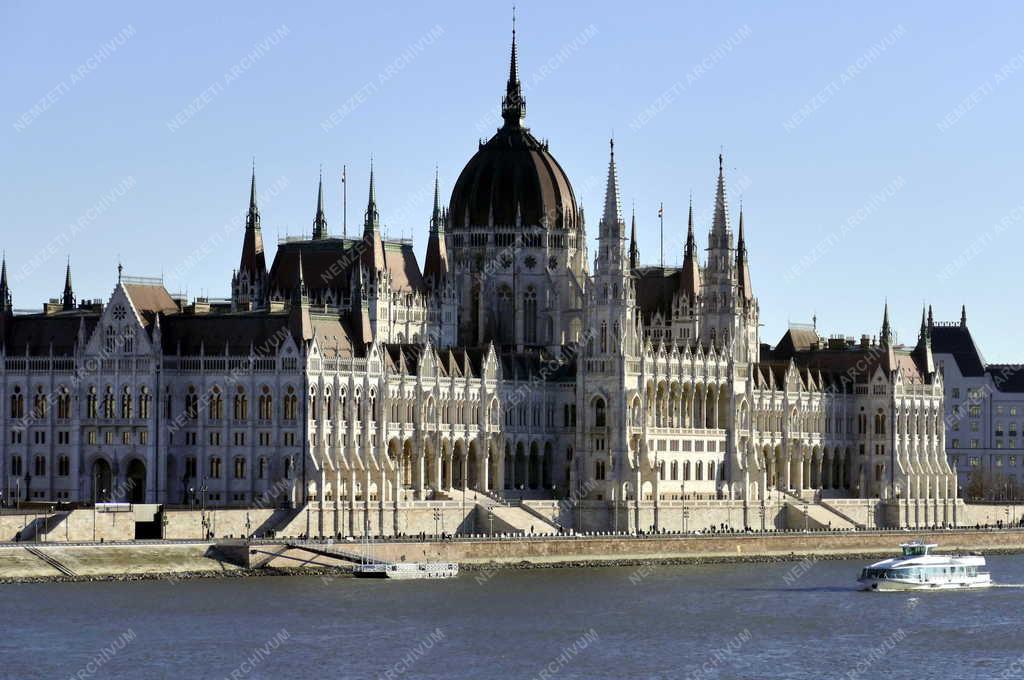Városkép - Budapest - Sétahajó halad a Dunán az Orszáháznál