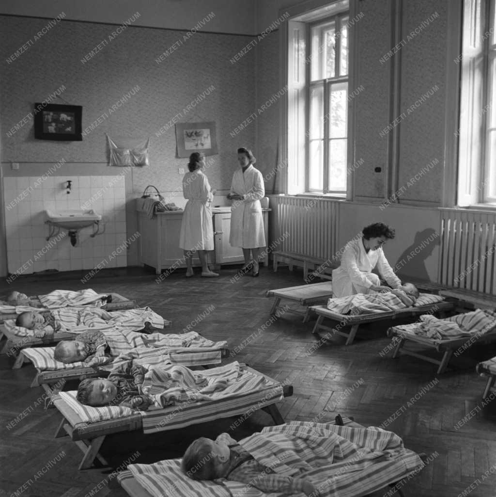Vállalat - A Lenin Kohászati Művek bölcsődéje
