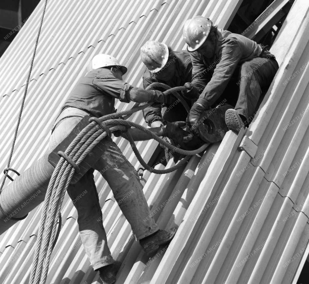 Építőipar - Szállítóhíd beemelés a bélapatfalvai cementgyárban