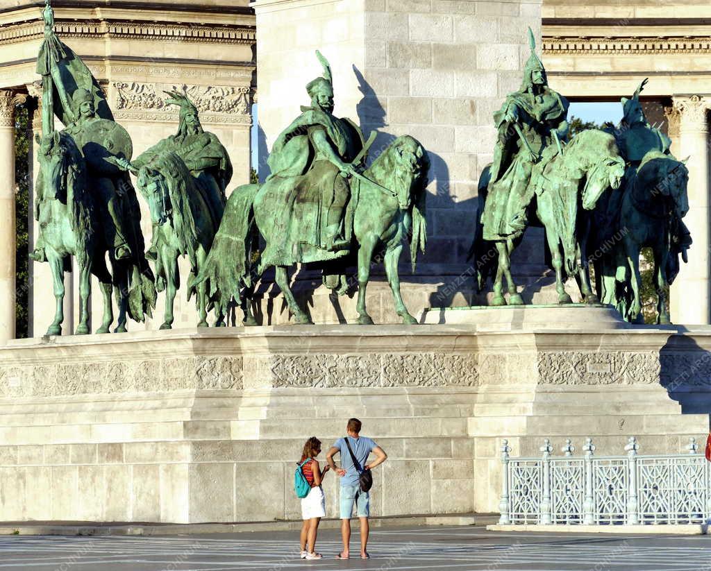 Városkép - Budapest - Turisták a Hősök terén