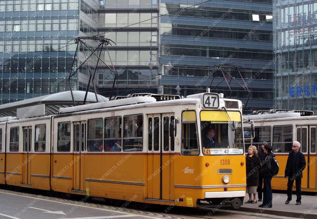 Városkép - Közlekedés - Villamosok a Kálvin téren