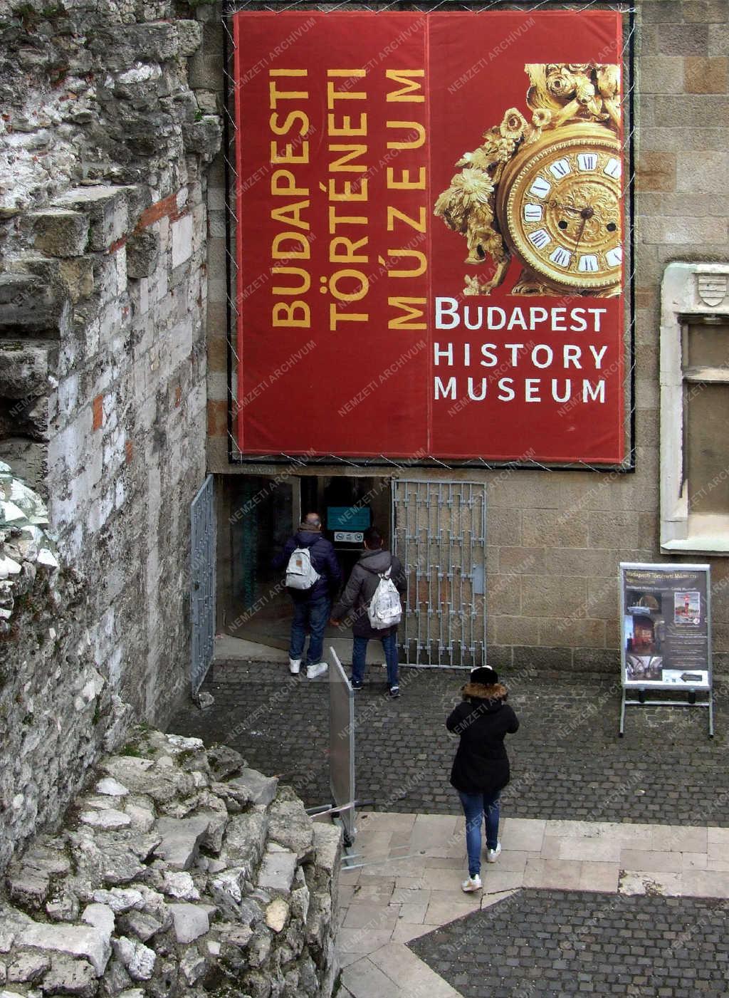 Idegenforgalom - Budapest - Turisták a Budai Várban