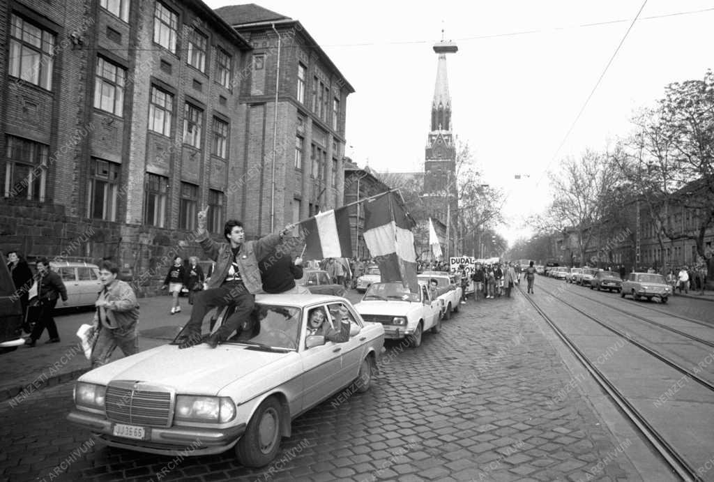 Tüntetés - Szimpátiatüntetés a román események miatt