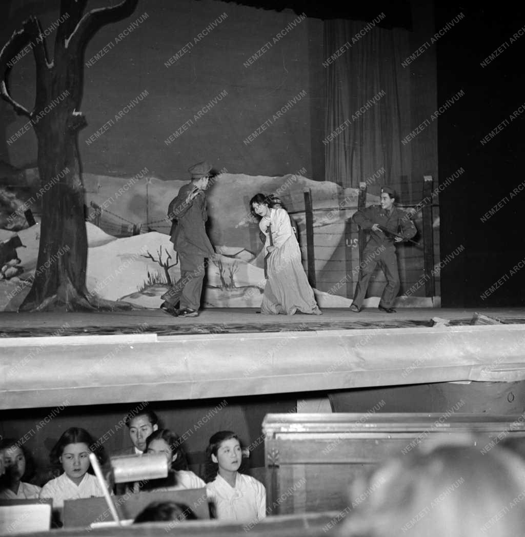 Kulturális kapcsolat - A Koreai Művészegyüttes a Fővárosi Operettszínházban