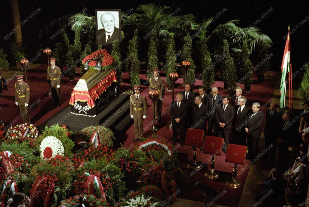 Belpolitika - Eltemették Kádár Jánost