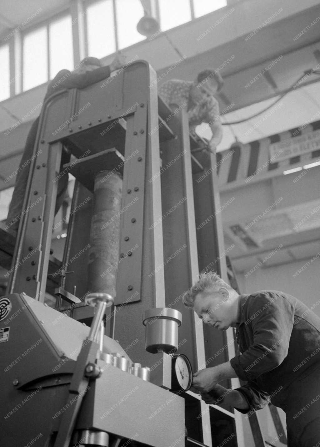 Ipar - A Győri Célgépgyár fejlesztése