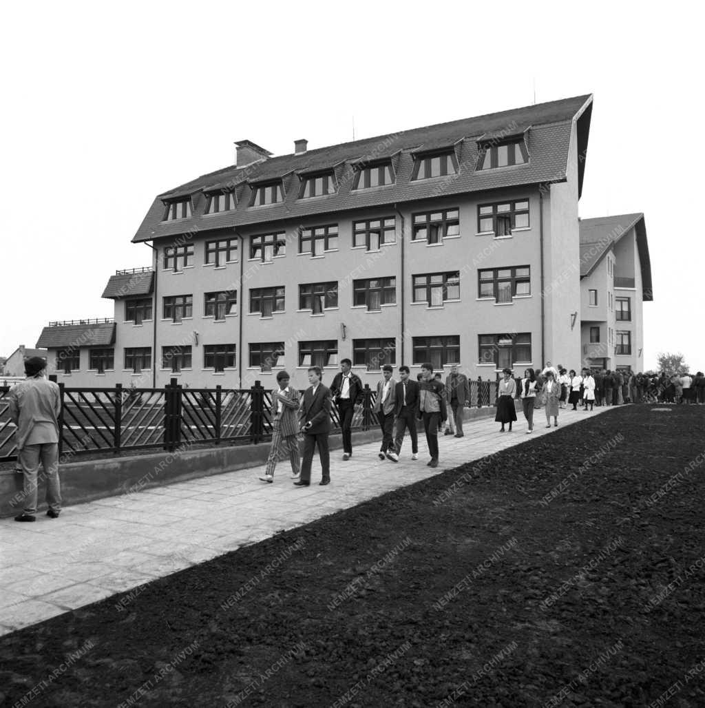 Oktatás - Új kollégium Mohácson