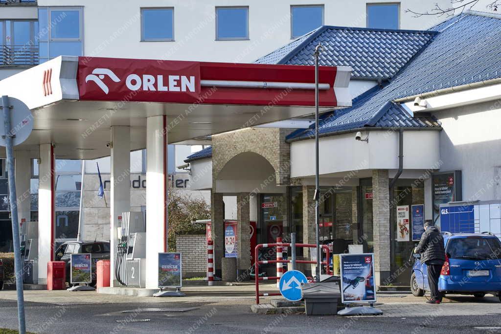 Közlekedés - Energia - Orlen benzinkút a fővárosban