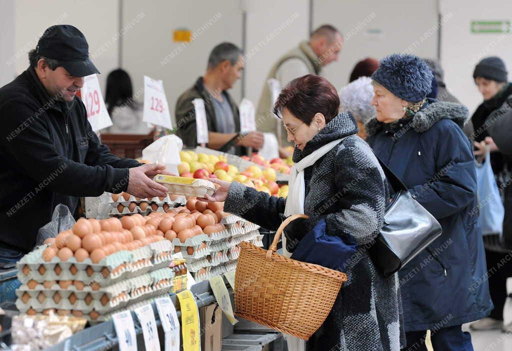 Kereskedelem - Debrecen - Vásárlók a debreceni Piaccsarnokban
