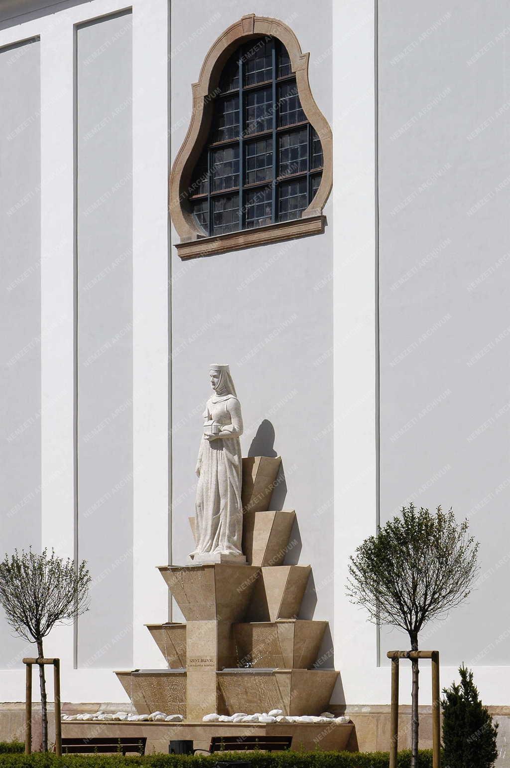 Vác - Felsőváros - Szobor