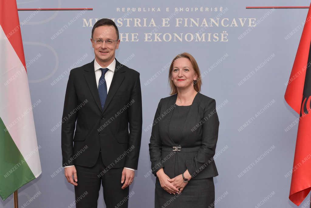 Szijjártó Péter Tiranában