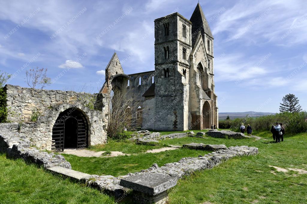 A Premontrei bazilika és kolostor romjai