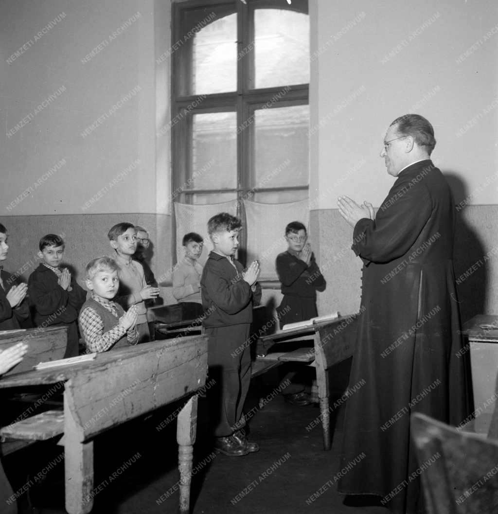 Oktatás - Hittanóra az általános iskolában