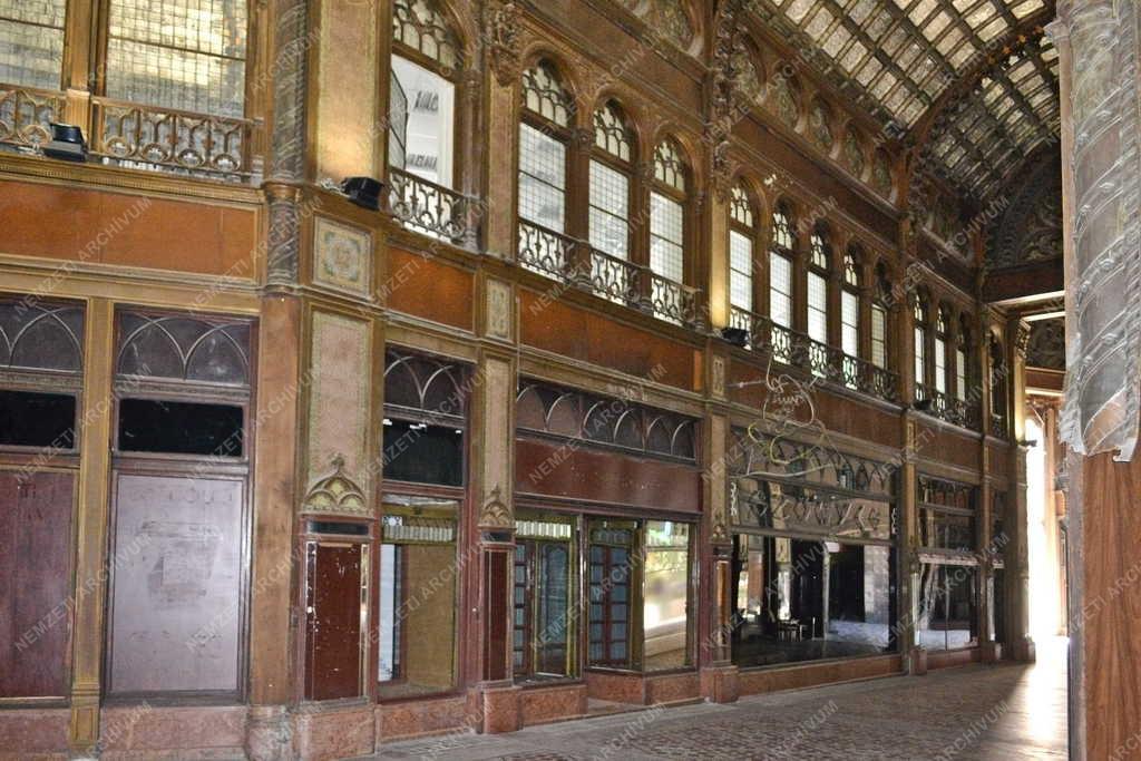Épület - Budapest - A Párizsi udvar 