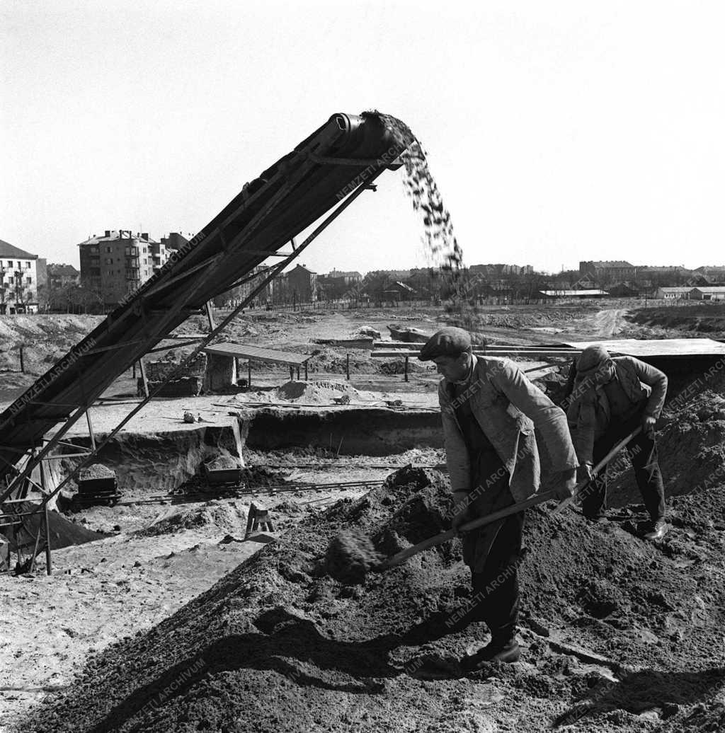 Ipar - Építőipar - Épül a Népstadion