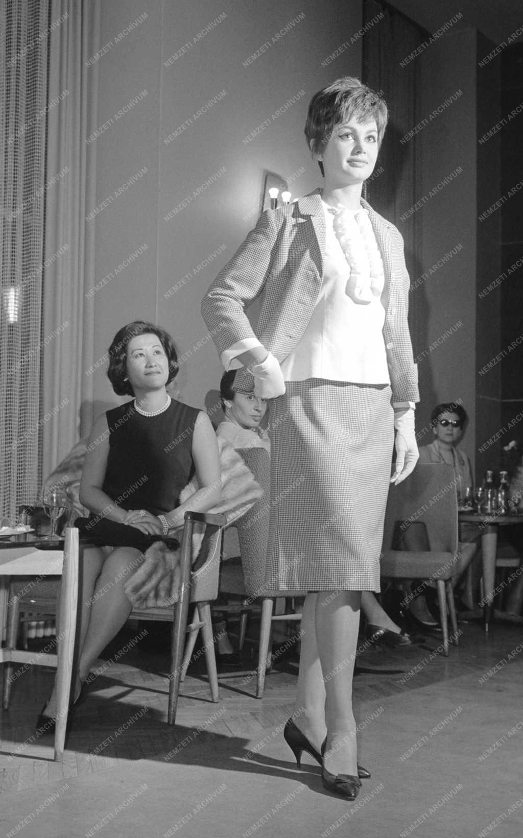 Idegenforgalom - Bemutató a pesti divatról amerikai turistáknak