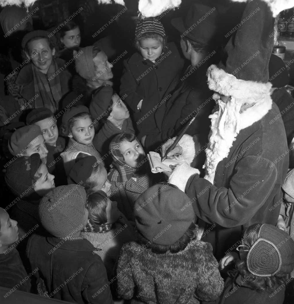 Ünnep - Mikulás a Szent István krt. 4. alatti KÖZÉRT-ben