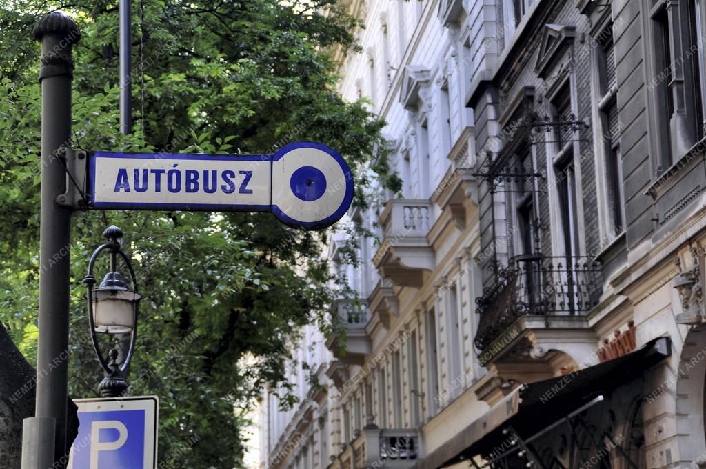 Közlekedés - Budapest - Régi szemafor jellegű autóbuszmegálló jelzés