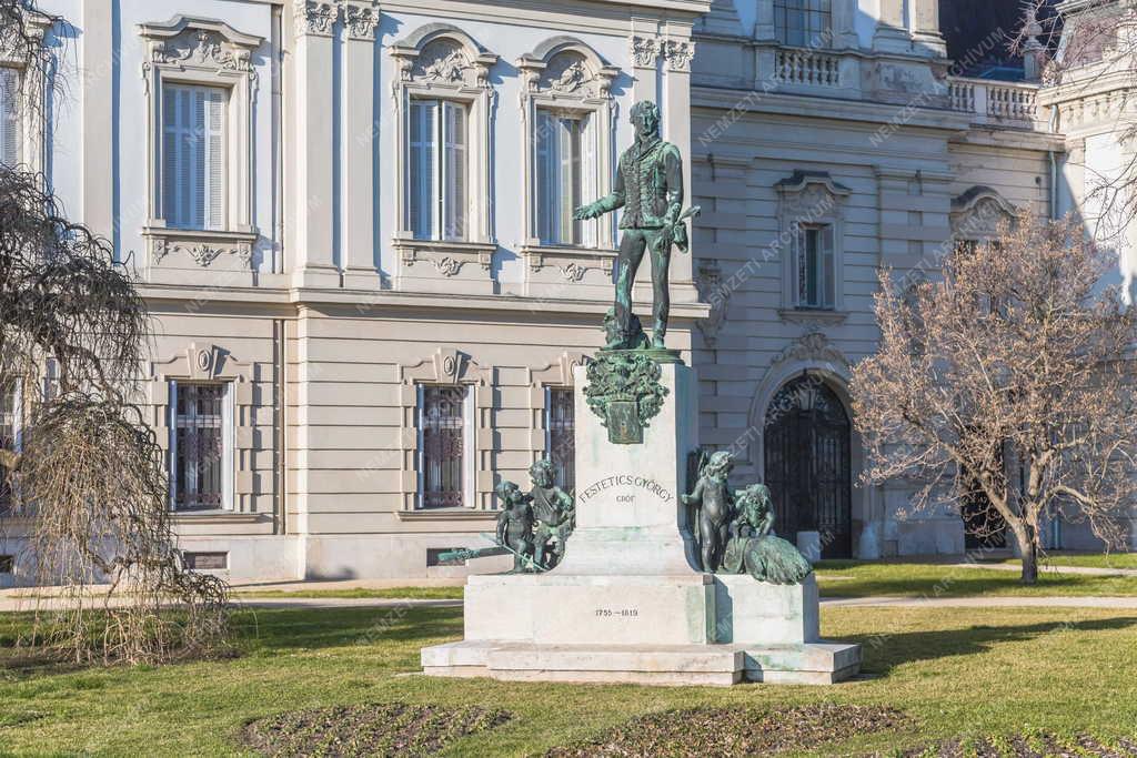 Műalkotás - Keszthely - Festetics György szobra