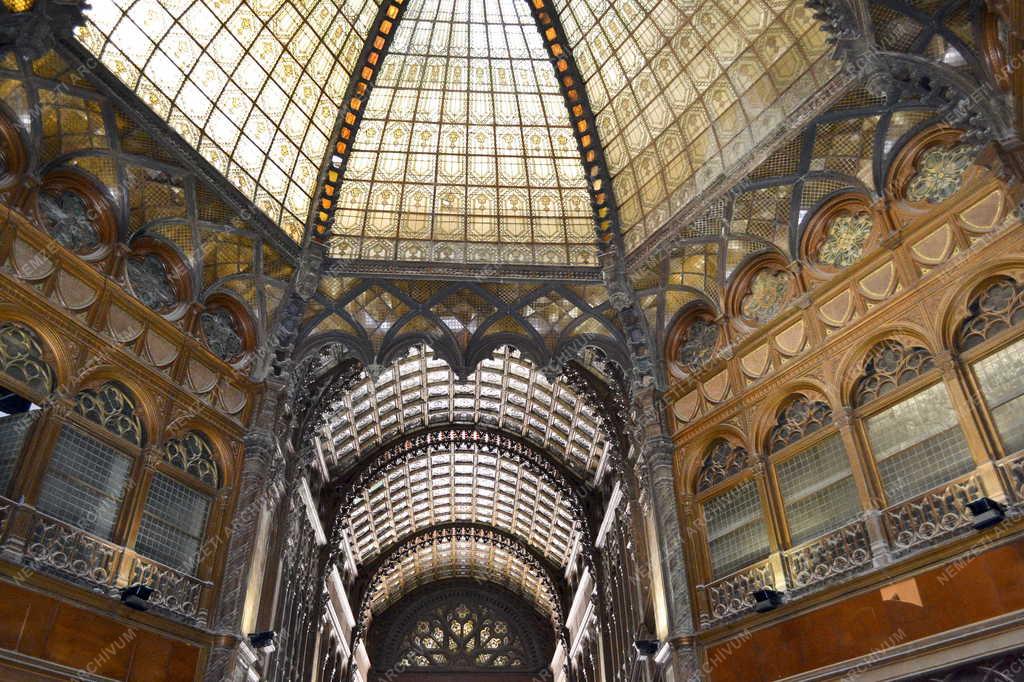 Épület - Budapest - A Párizsi udvar 