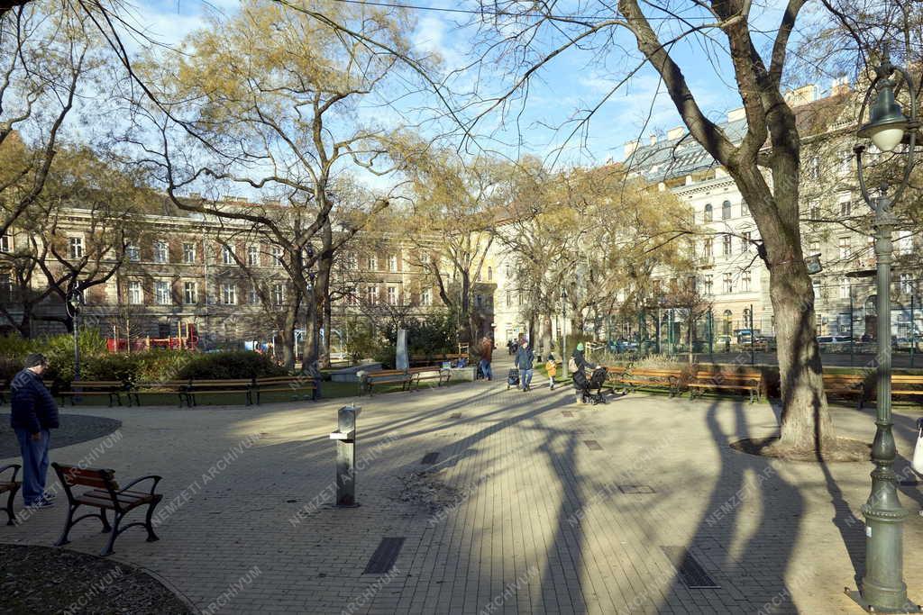 Városkép - Budapest - Hunyadi tér