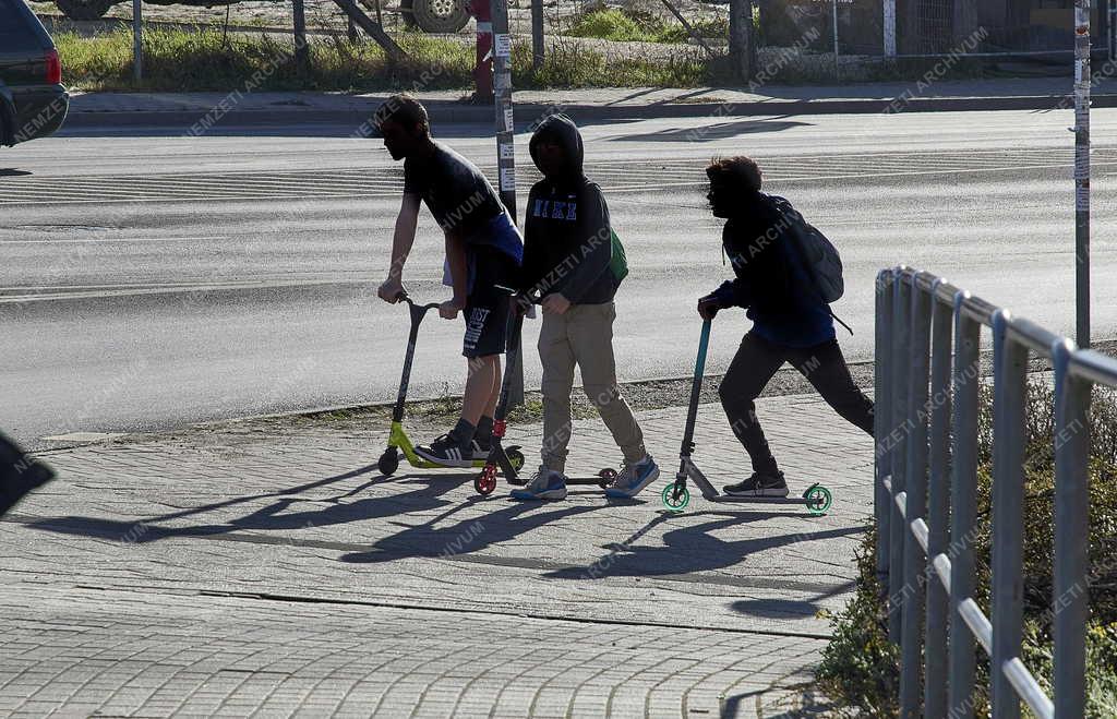 Közlekedés - Budapest - Gyalogosok és kerékpárosok között megosztott járda