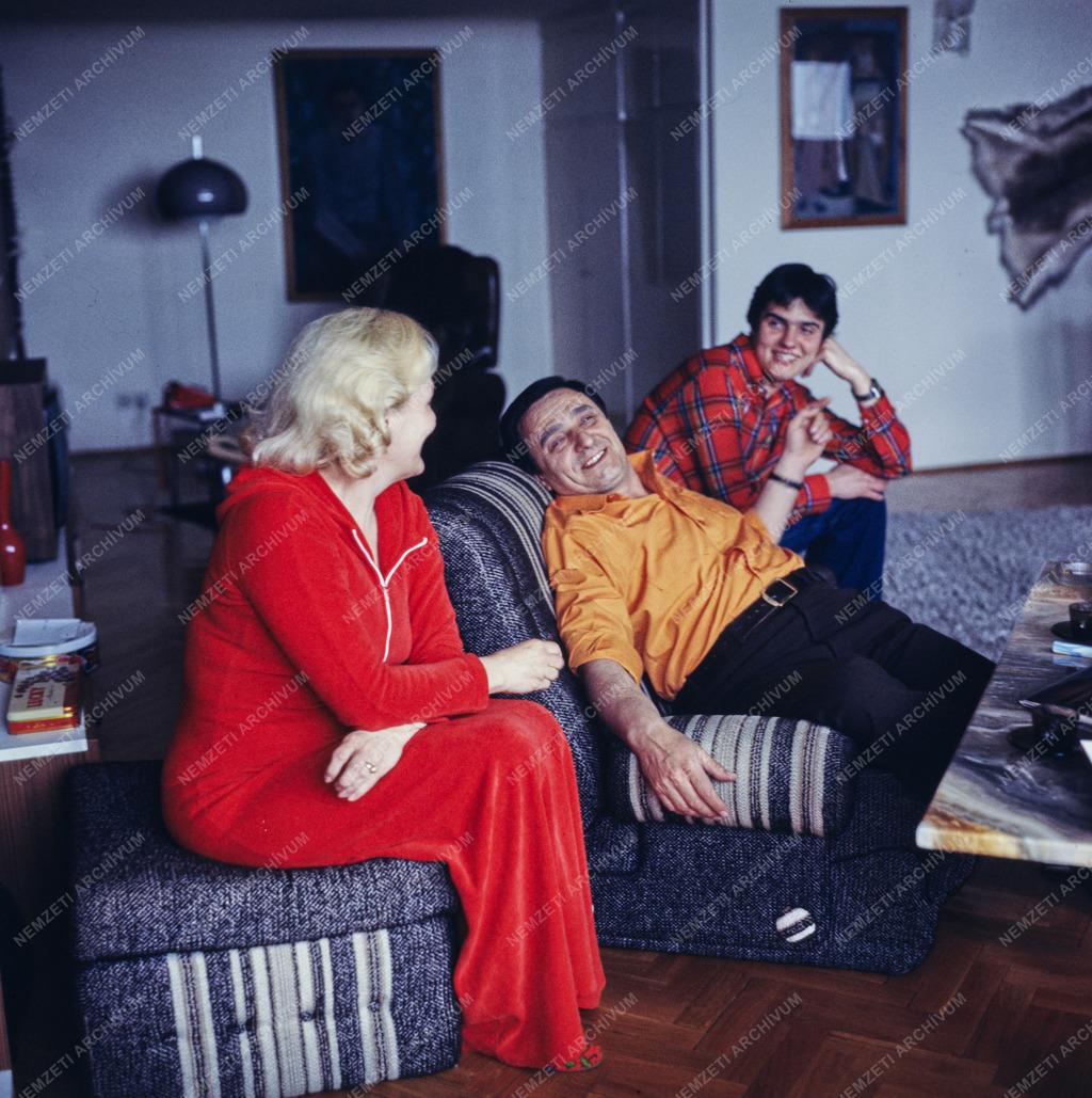 Kultúra -  Avar István színművész otthonában, felesége Gyapay Ivette és fia Ifj. Avar István társaságában