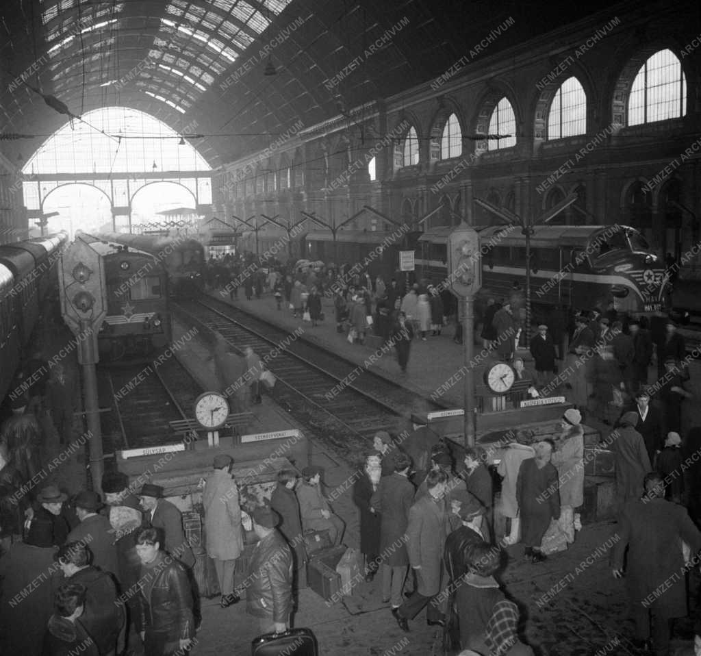 Közlekedés - Karácsonyi csúcsforgalom a Keleti pályaudvaron
