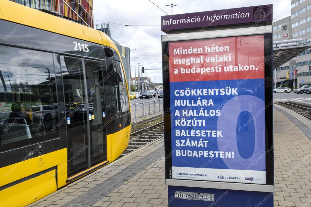 Közlekedés - Budapest - Plakát a villamosmegállóban