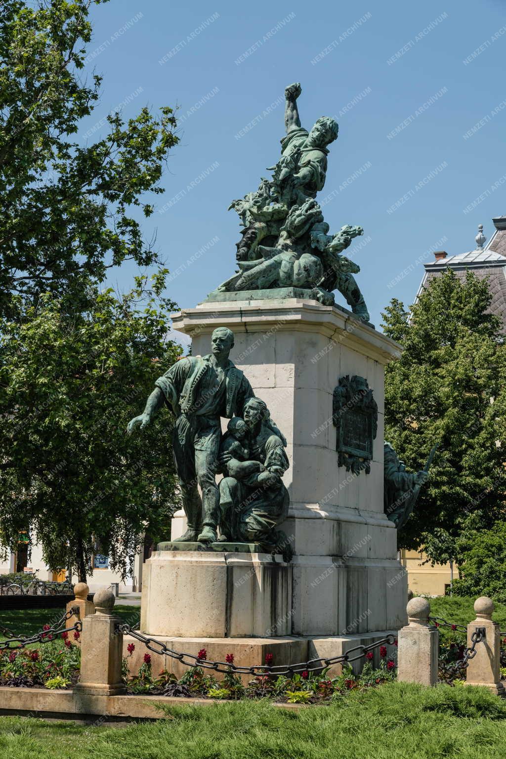 Városkép - Nyíregyháza - Hősök szobra 