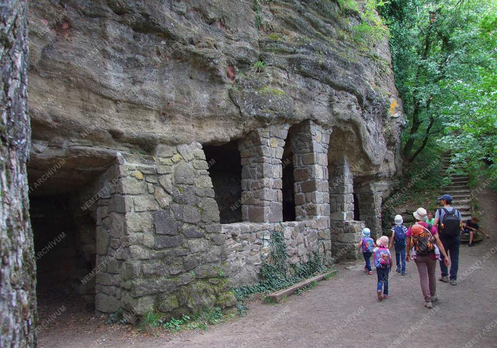 Érdekesség - Tihany - Egykori barátlakások a sziklafalban