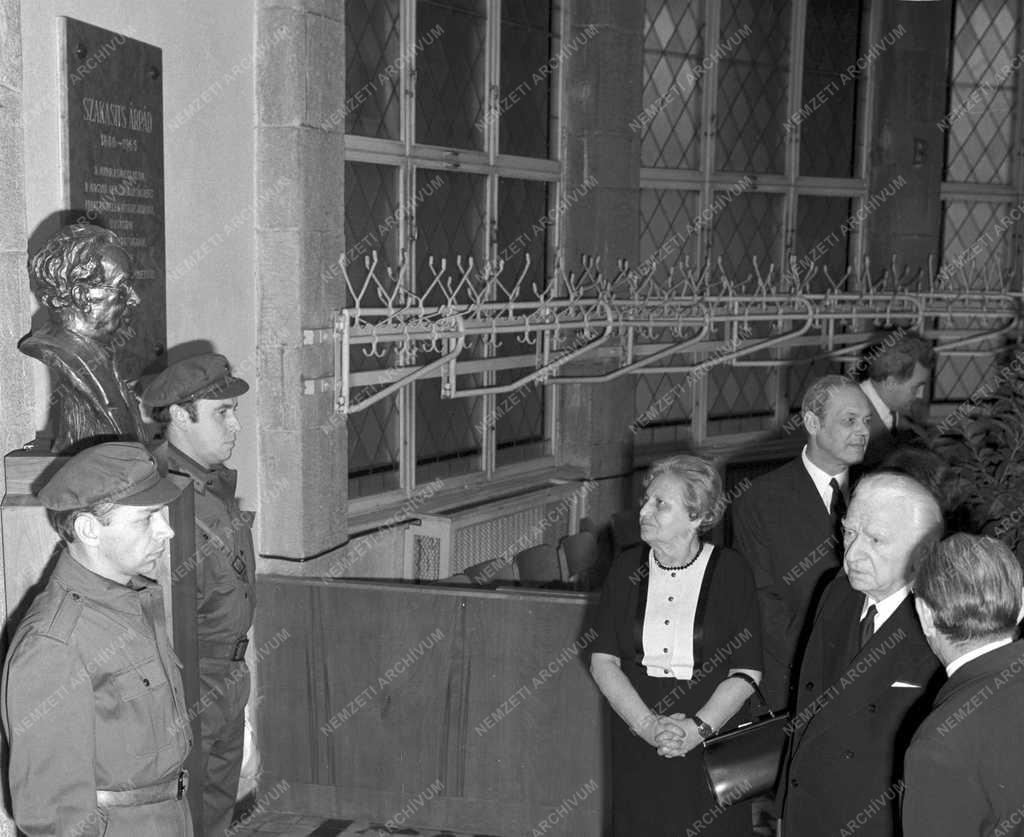 Belpolitika - Művészet - Szakasits Árpád mellszobra