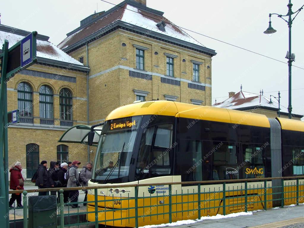Közlekedés - Szeged - Modern villamos a vasútállomásnál