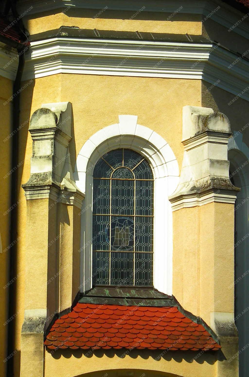 Egyházi épület - Rönök - A Szent Imre templom ablaka