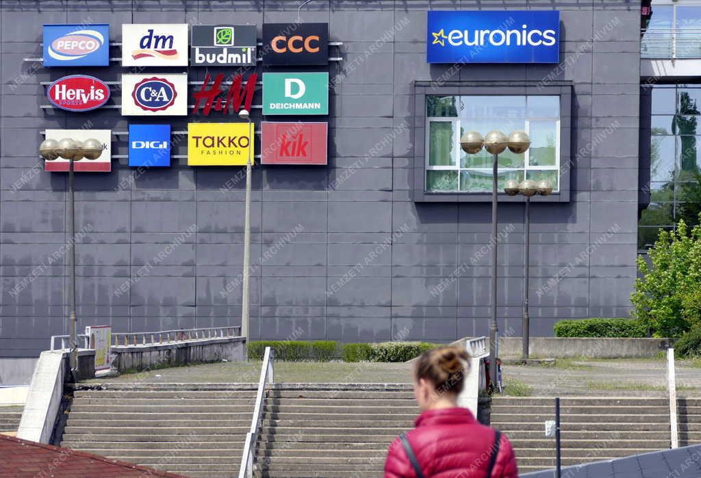 Kereskedelem - Tatabánya - Vértes Center Bevásárlóközpont