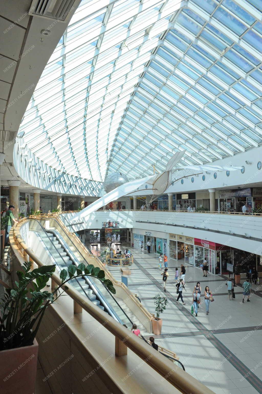 Kereskedelem - A Plaza bevásárlóközpont Debrecenben