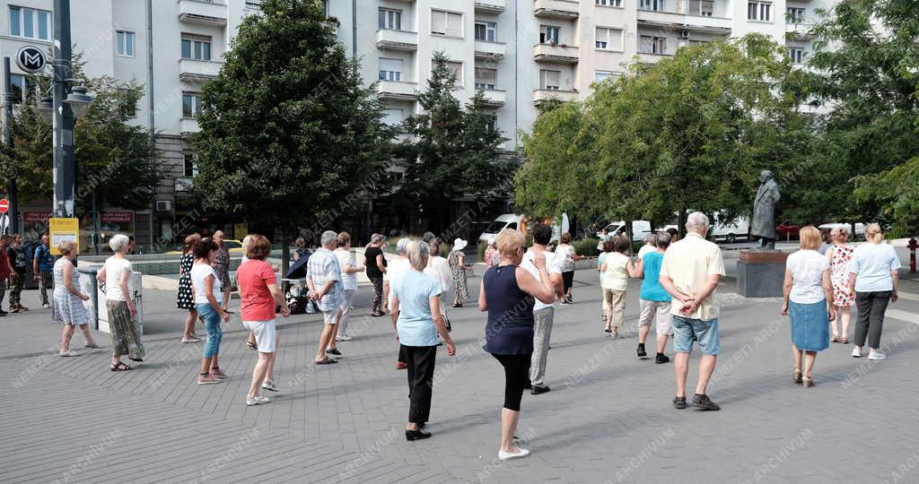 Szabadidő - Budapest - Tornázó emberek a Móricz Zsigmond körtéren