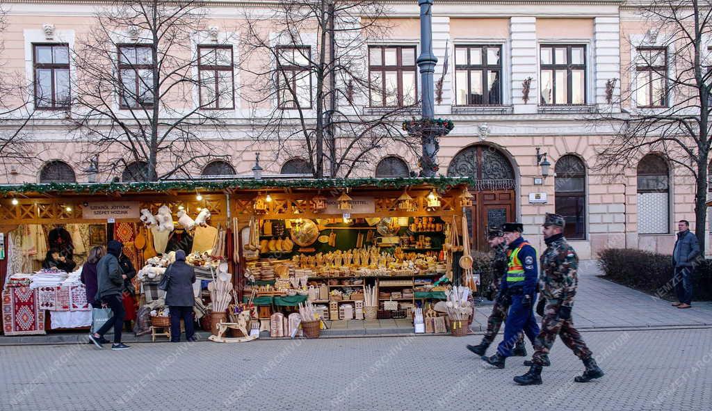 Közbiztonság - Debrecen - Rendőrök és katonák együttműködése 