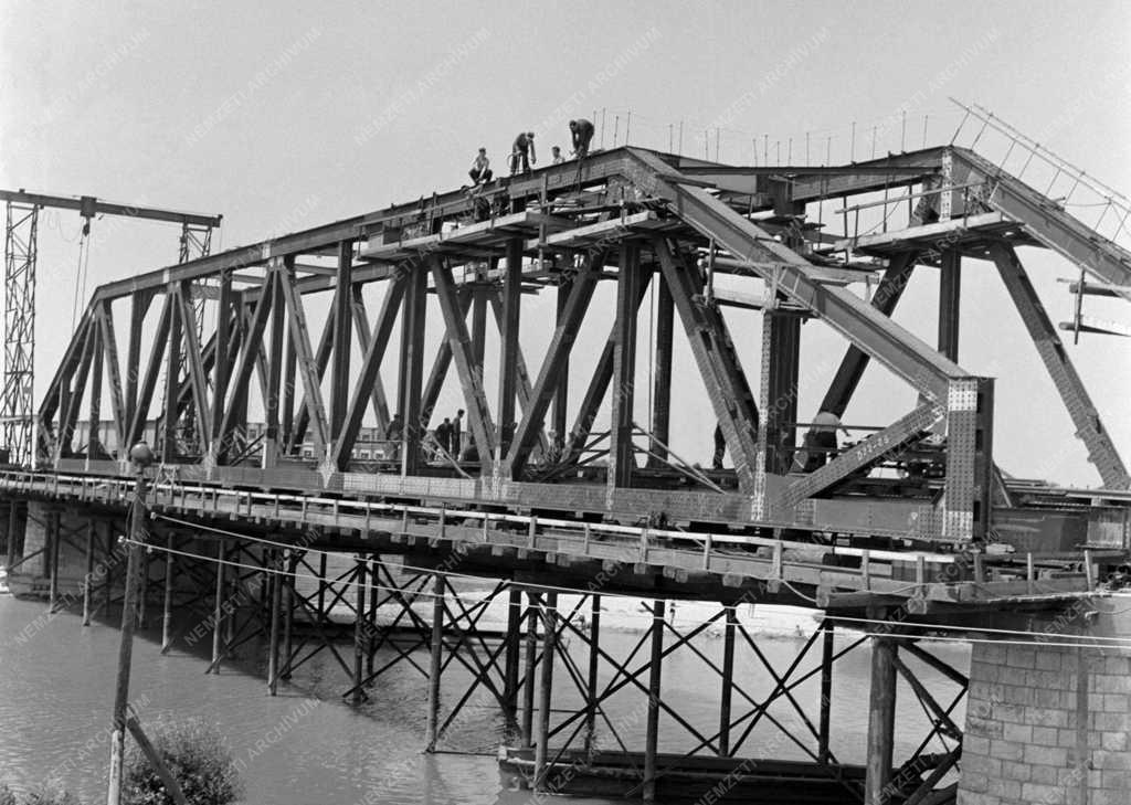 Közlekedés - Kétvágányú vasúti híd épül a Rába folyó felett Győrnél 