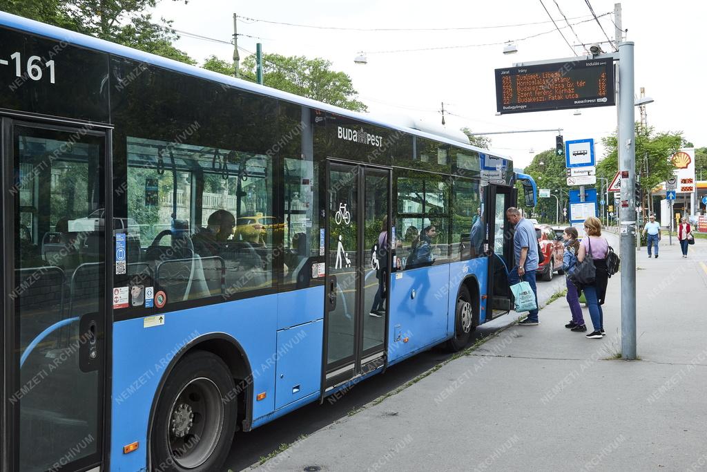 Közlekedés - Budapest - Autóbuszmegálló a Szilágyi Erzsébet fasornál