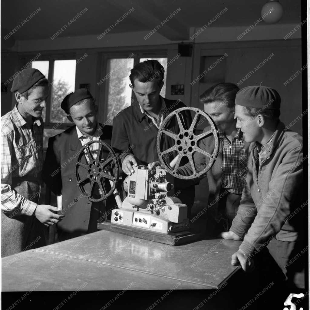 Szabadidő - Munkások filmvetítőt nézegetnek