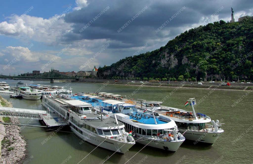 Idegenforgalom - Budapest - Külföldi üdülőhajók a fővárosban