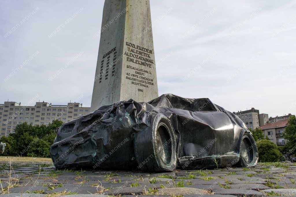 Emlékmű - A Közlekedési balesetek áldozatainak emlékműve