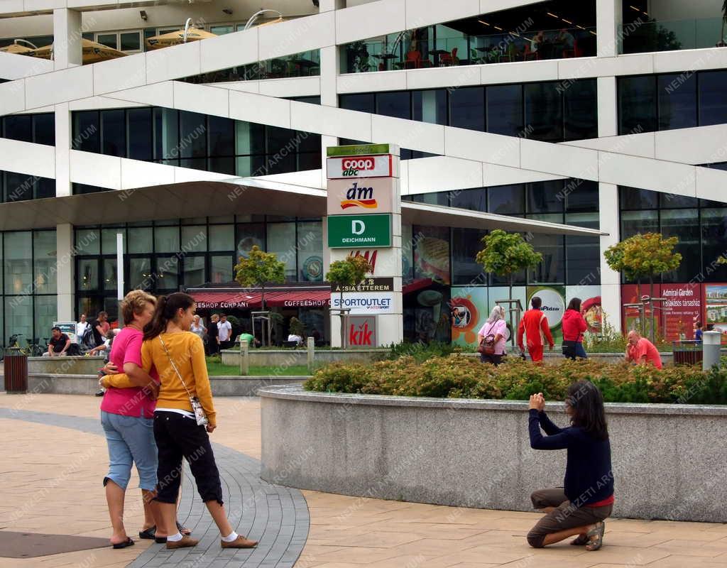 Zsáner - Siófok - Fényképező turisták a Fő téren