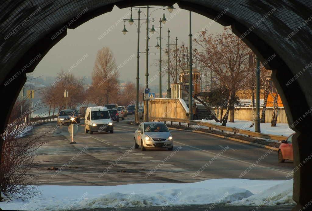 Budapest - Közlekedés - Gépkocsik a rakparton